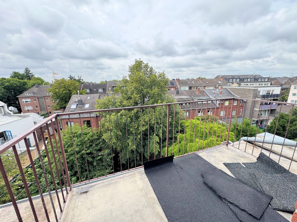 Helle 2-Zi.-DG-Whg. mit Balkon