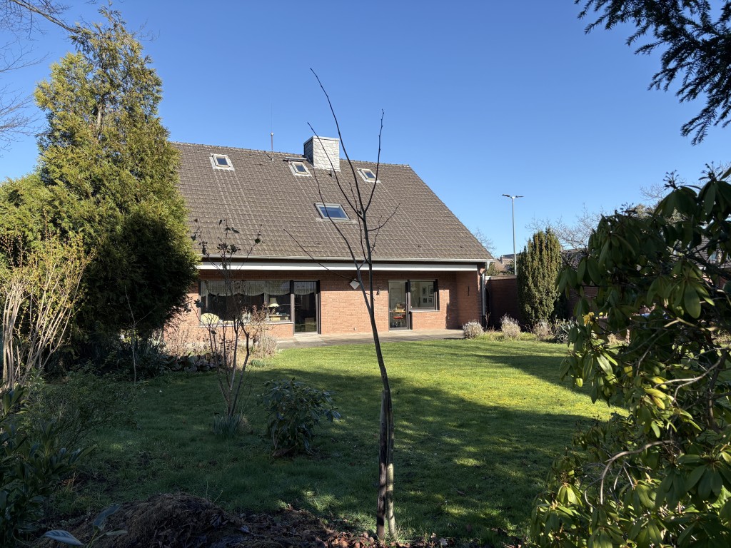 Solides freistehendes EFH mit zwei Garagen