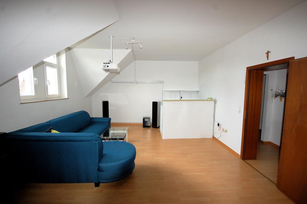 DREIKÖNIGENVIERTEL: Schöne und zentrale 2-Zi.-Whg. mit Laminatboden