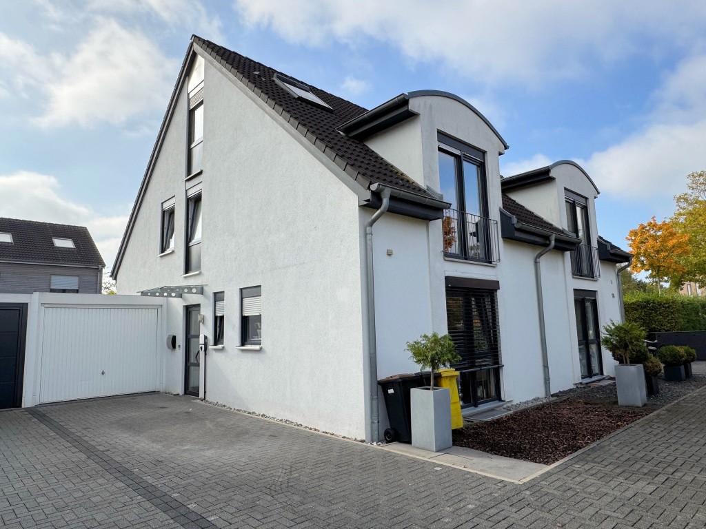 Lichtdurchflutete u. moderne DHH m. Garage u. Stellplatz